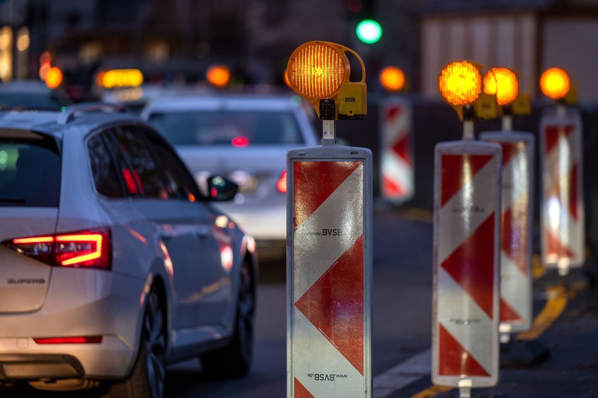 Stauprognose: Autos stehen wegen vielen Baustellen im Stau.