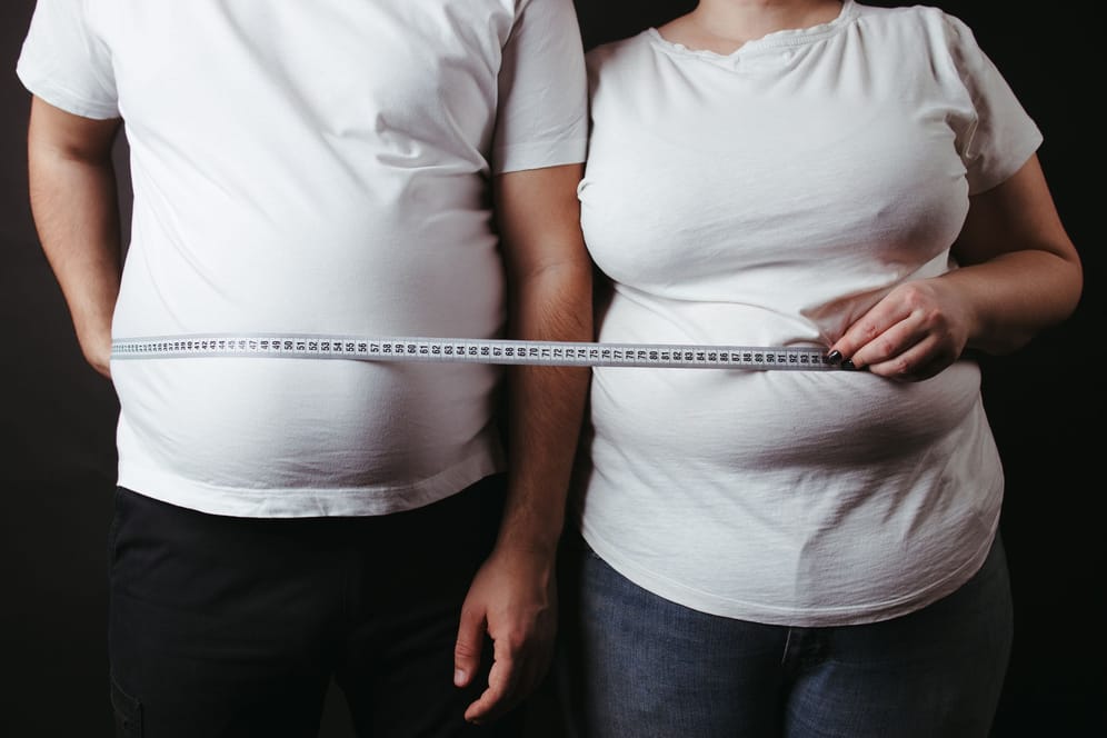 Übergewicht birgt zahlreiche gesundheitliche Risiken. Besonders gefährlich ist das Bauchfett.