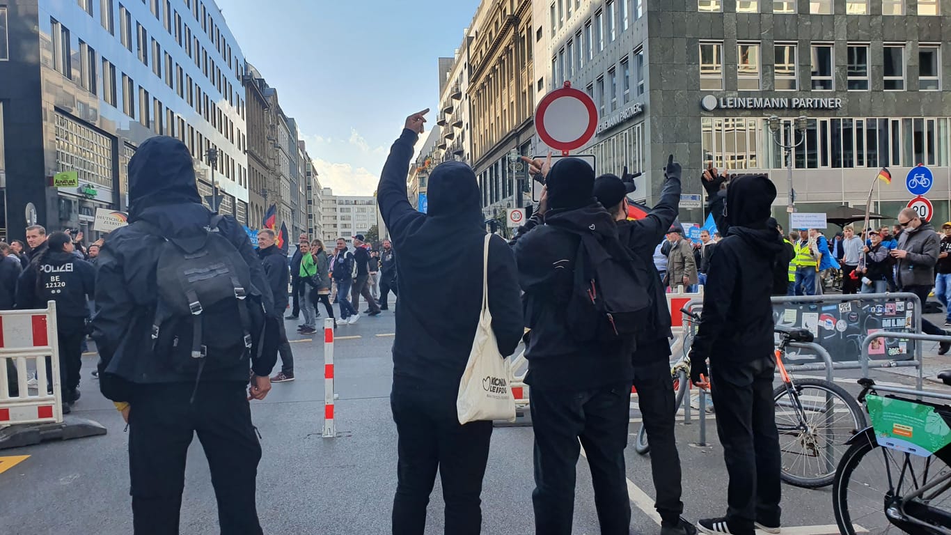 Mittelfinger hoch: Gegenprotest der Antifa am Rand des Protestzugs.