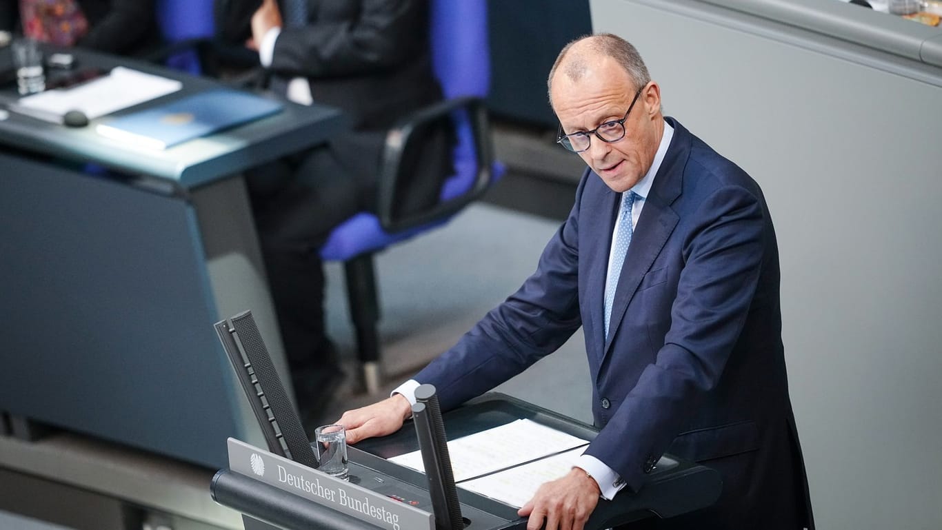 Der CDU-Fraktionsvorsitzende Merz im Bundestag: "Winterreifen muss man im Oktober aufziehen".