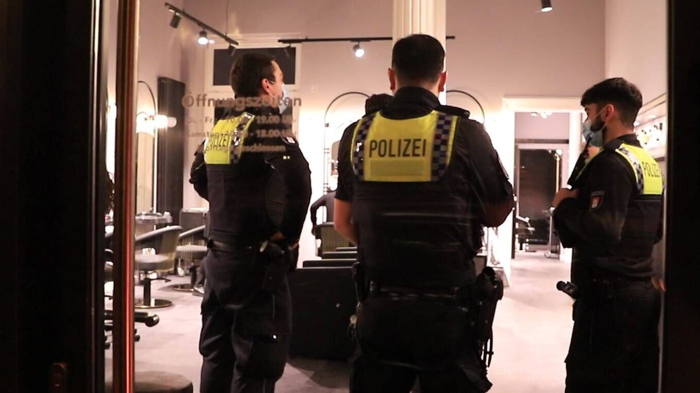 Polizeibeamte in einem Friseursalon (Symbolbild): Bei dem Angriff wurde eine Person schwer verletzt. Polizeibeamte in einem Friseursalon (Symbolbild): Bei dem Angriff wurde eine Person schwer verletzt.