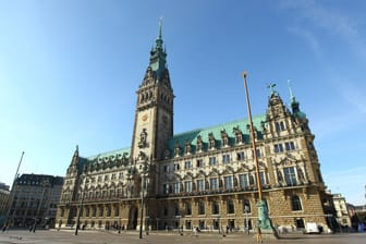 Blick auf das Hamburger Rathaus: Hier ist am Donnerstag unter anderem über Geflüchtete diskutiert worden.