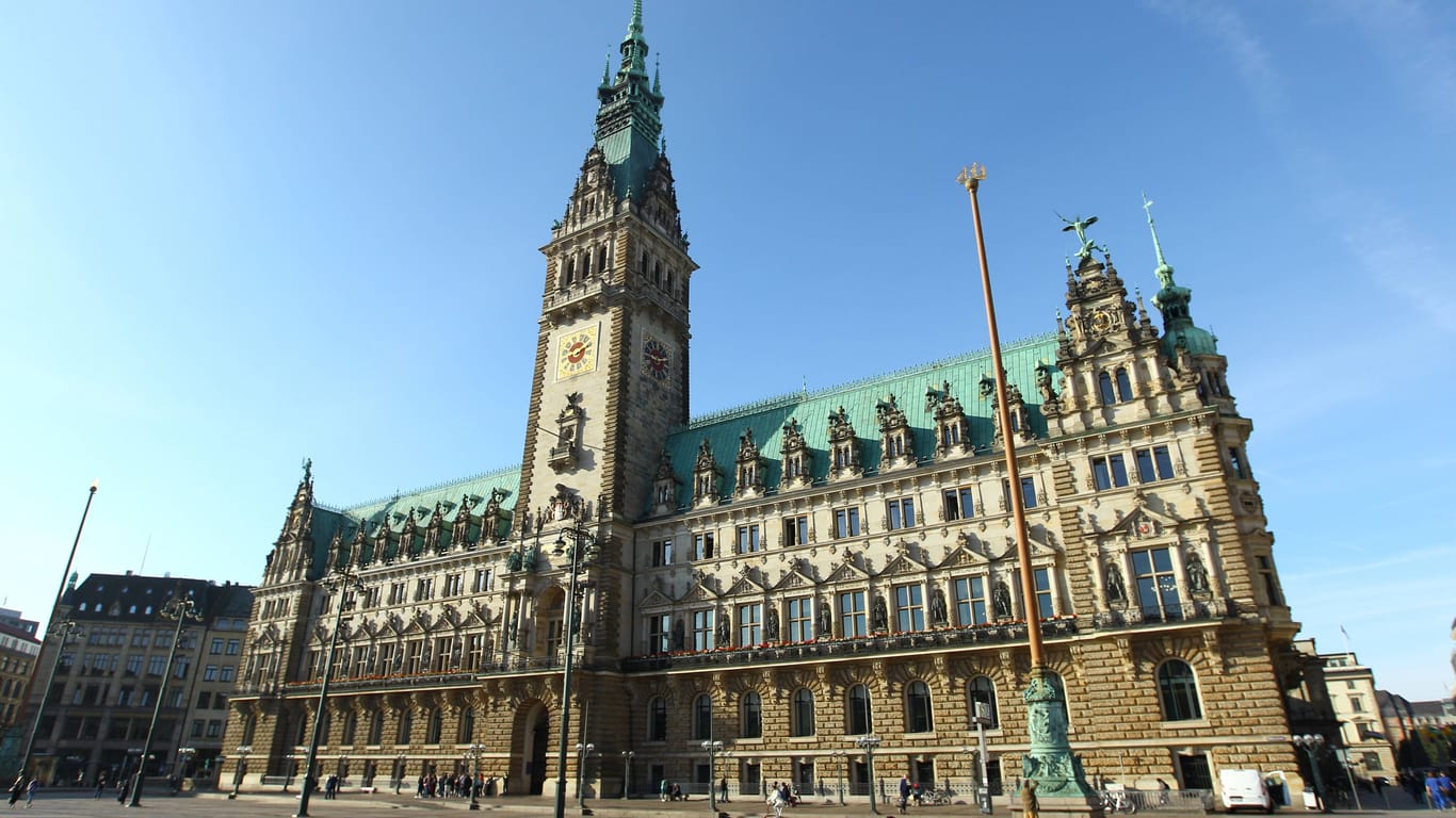 Blick auf das Hamburger Rathaus: Hier ist am Donnerstag unter anderem über Geflüchtete diskutiert worden.