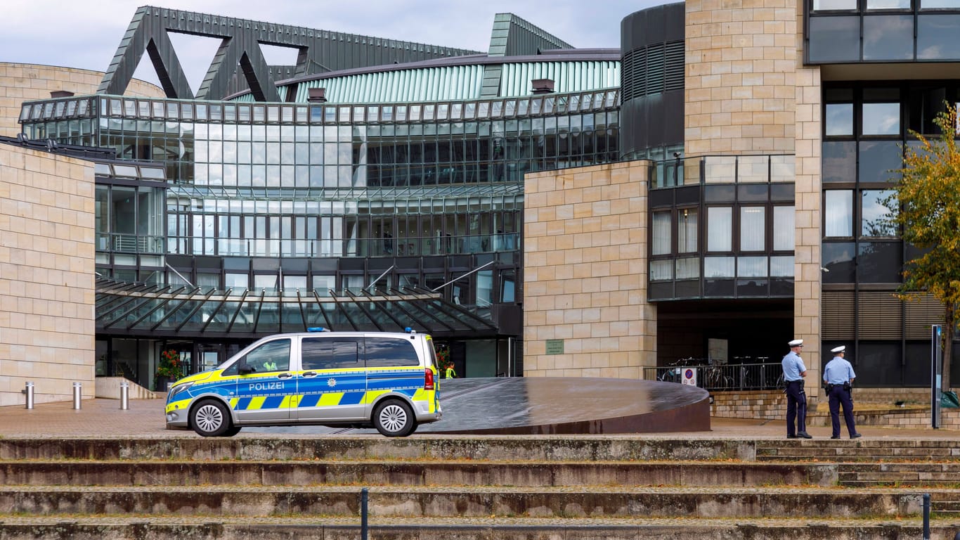 Ein Polizeiwagen steht vor dem Landtag in Düsseldorf (Archivbild): Die Verwaltung und ein Abgeordneter haben Anzeige gegen die Hacker gestellt.