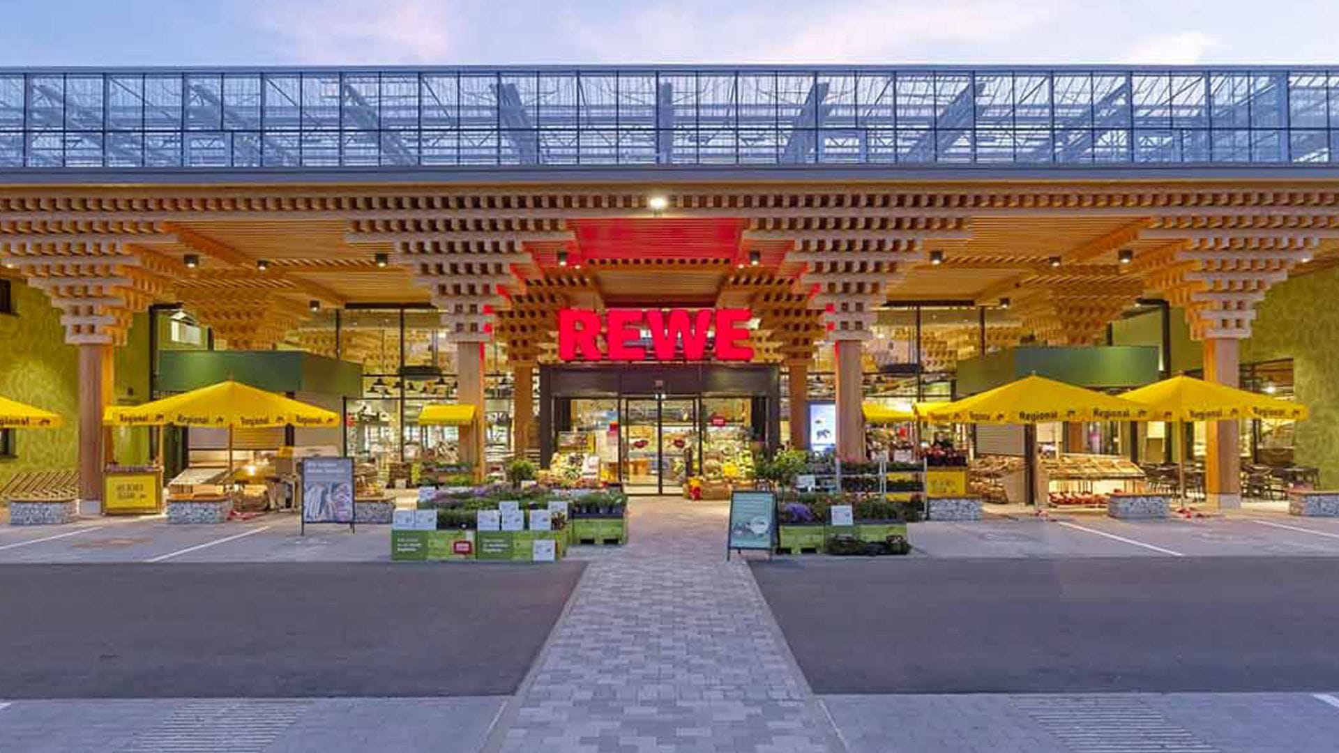 Supermarkt grün gedacht – die neuen REWE Märkte sehen nicht nur modern und chic aus, sie verbrauchen auch viel weniger Energie.