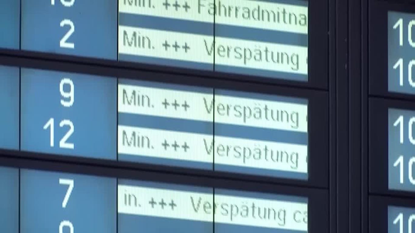 Anzeigetafel der Deutschen Bahn: Mit regelmäßigen Verspätungen ist auch im nächsten Jahr zu rechnen. 