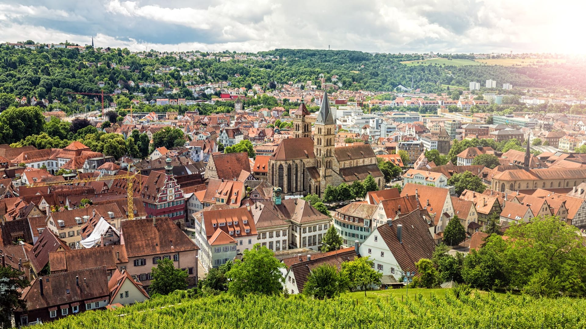 Stuttgart: Eingebettet in einen grünen Kessel liegt das Zentrum der schwäbischen Metropole.