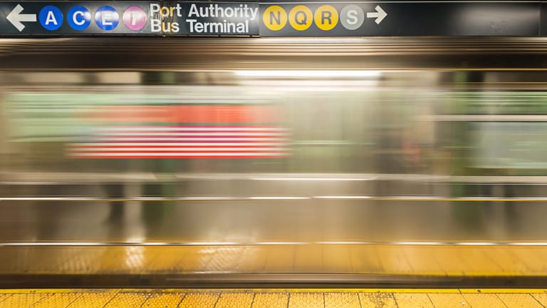 Eine U-Bahn in New York (Symbolfoto): In einer der Bahnen ereignete sich der seltsame Angriff der grünen Prügelgruppe.