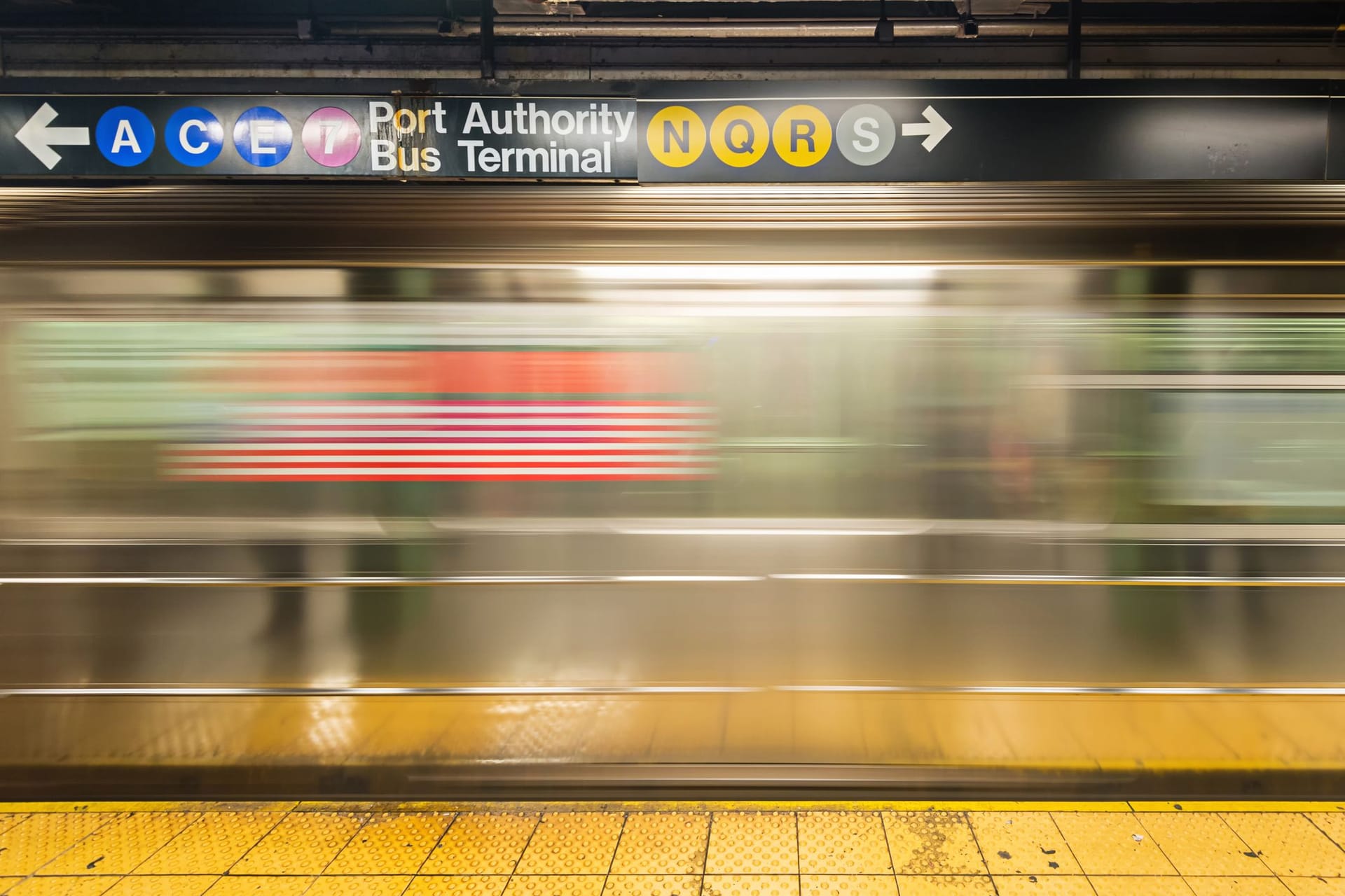 Eine U-Bahn in New York (Symbolfoto): In einer der Bahnen ereignete sich der seltsame Angriff der grünen Prügelgruppe.