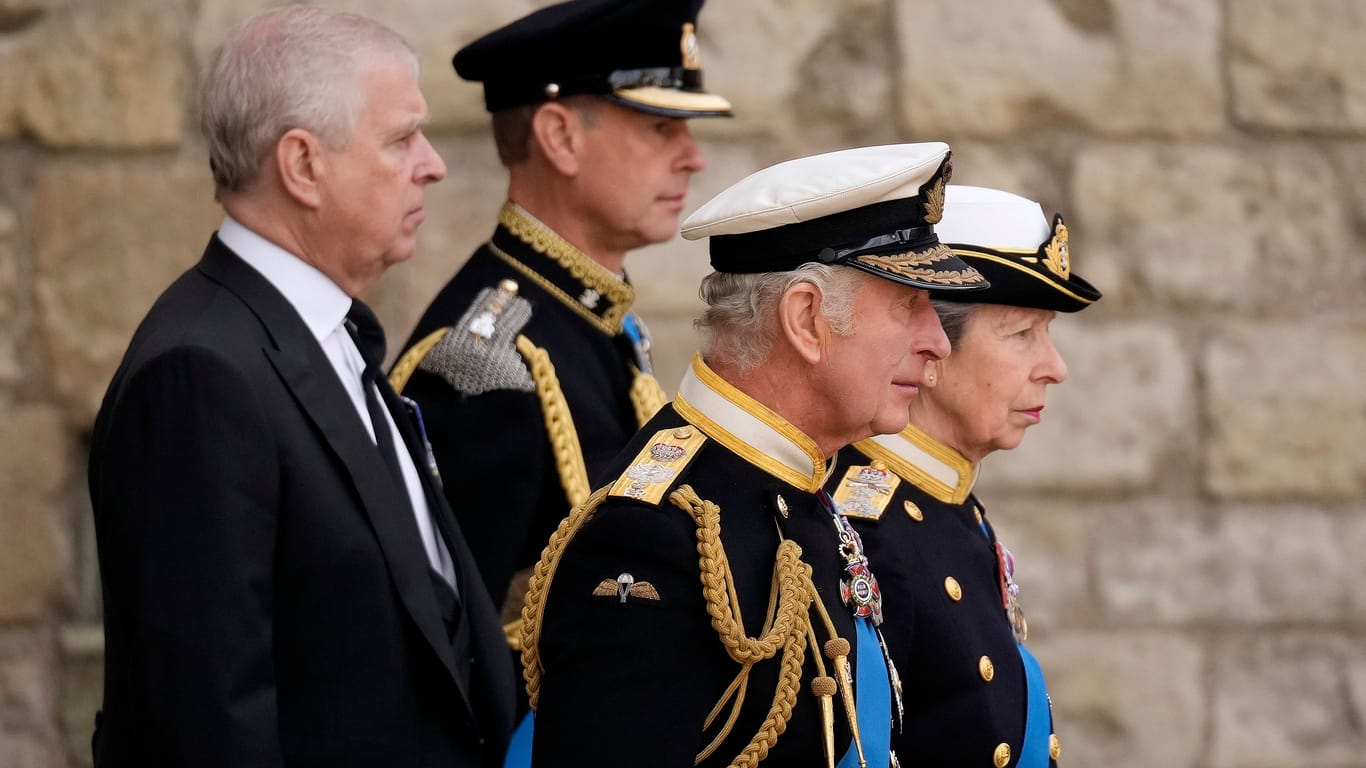 König Charles und seine Geschwister: Prinz Andrew soll noch weiter hin den Hintergrund rücken, Prinz Edward und Prinzessin Anne soll eine größtere Aufgabe zuteil werden.