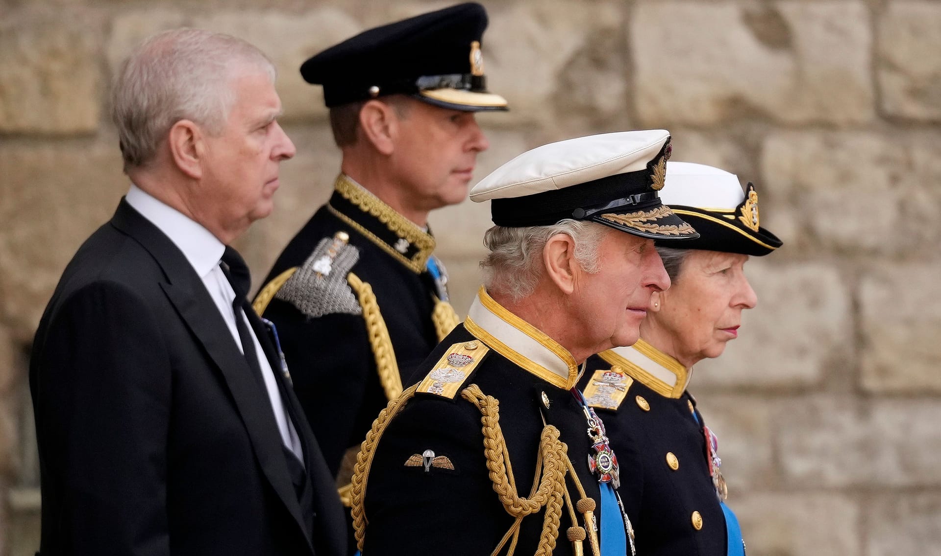 König Charles und seine Geschwister: Prinz Andrew soll noch weiter hin den Hintergrund rücken, Prinz Edward und Prinzessin Anne soll eine größtere Aufgabe zuteil werden.