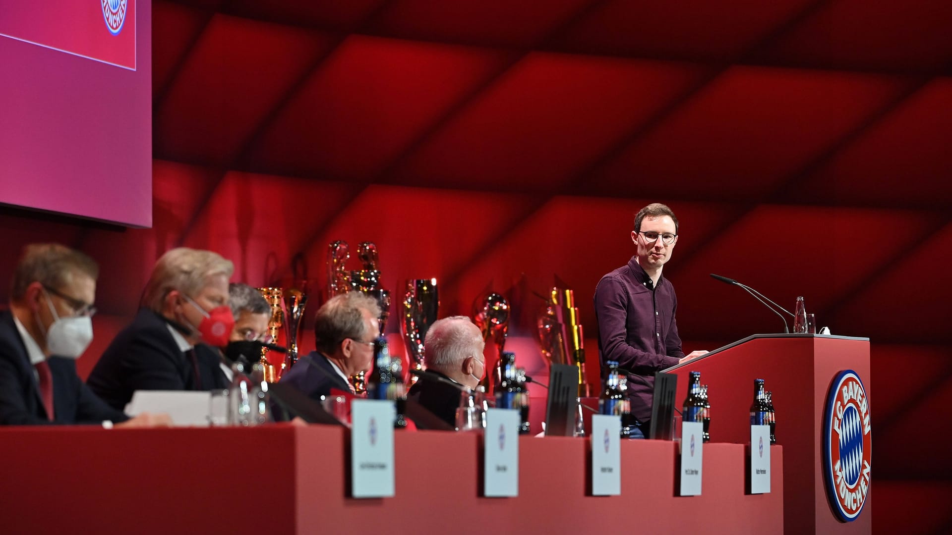 Michael Ott (r.): Der Fan des FC Bayern sorgte bei der Jahreshauptversammlung im vergangenen Jahr für großen Wirbel, indem er einen Antrag stellen wollte, um die Mitglieder über das Qatar-Airways-Sponsoring abstimmen zu lassen.