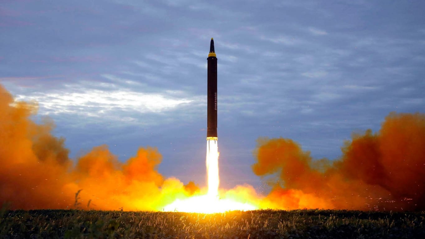 Dieses von der nordkoreanischen Regierung verbreitete Bild zeigt den angeblichen Teststart einer Rakete in Pjöngjang (Archivbild): Sieben Raketentests hat es in den letzten zwei Wochen in Nordkorea gegeben.