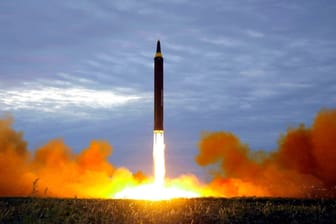 Dieses von der nordkoreanischen Regierung verbreitete Bild zeigt den angeblichen Teststart einer Rakete in Pjöngjang (Archivbild): Sieben Raketentests hat es in den letzten zwei Wochen in Nordkorea gegeben.
