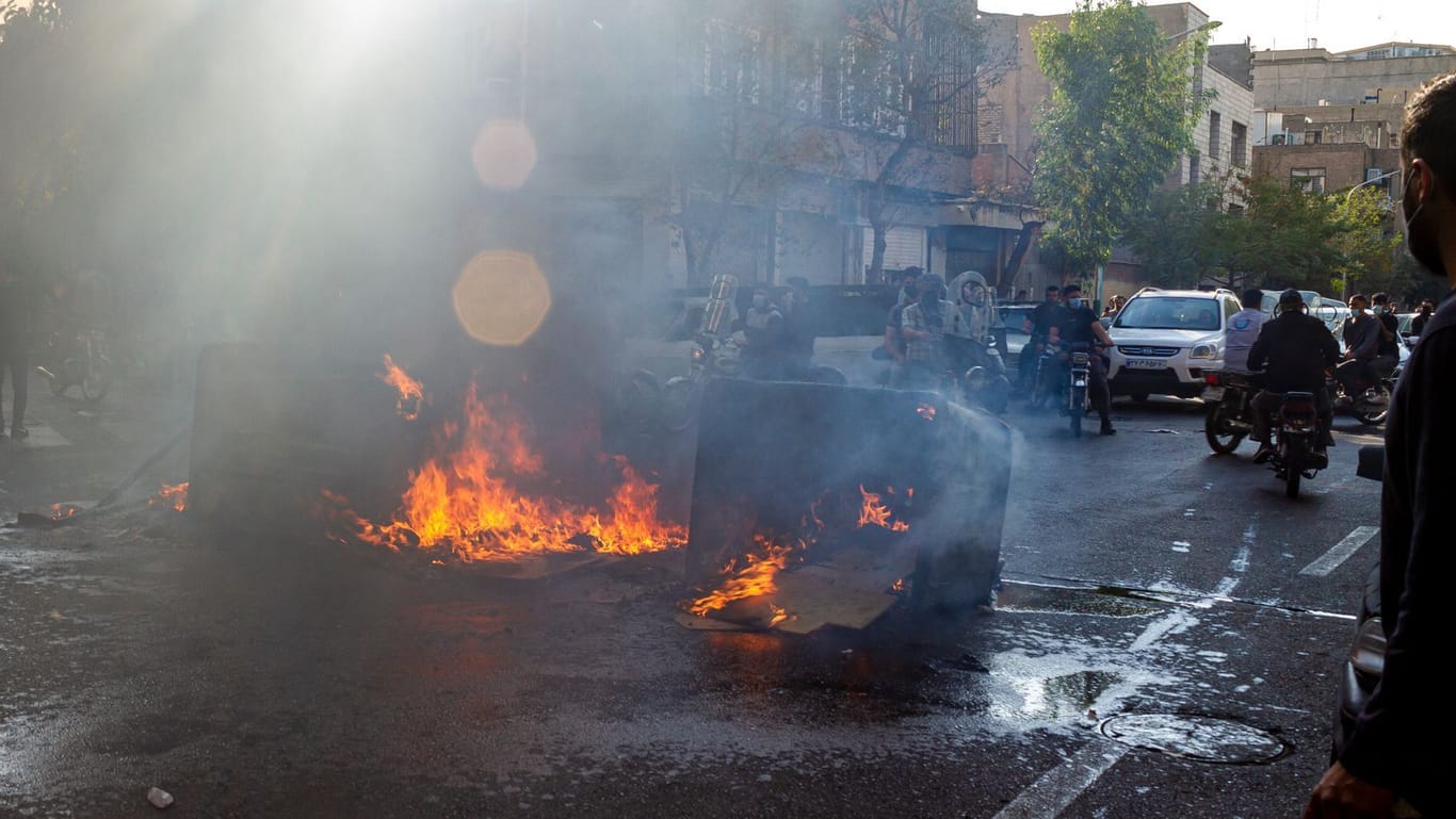 Proteste in Teheran (Archiv): Seit dem Tod der 22-jährigen Jina Mahsa Amini kommt es landesweit zu Demonstrationen.