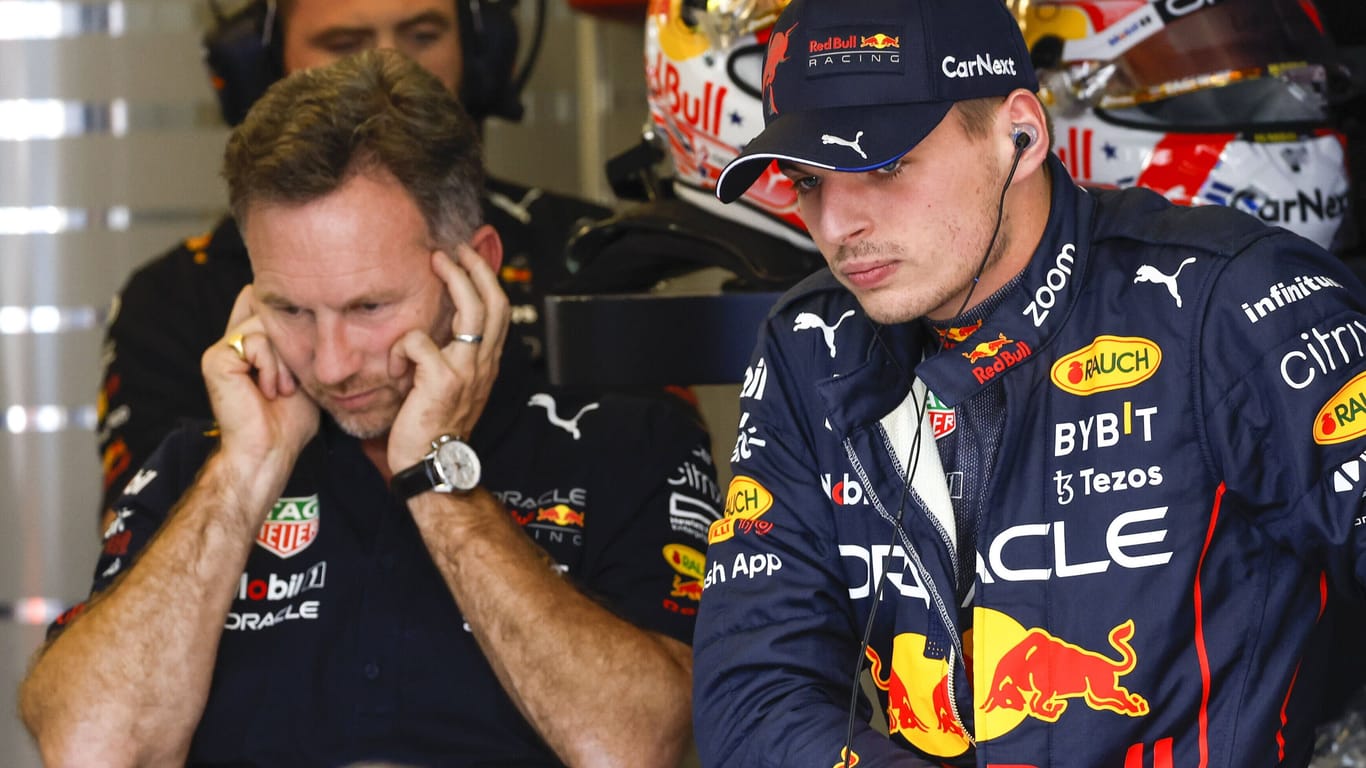 Red-Bull-Teamchef Horner (l.) und Weltmeister Verstappen: Empfindliche Strafe für den Rennstall.