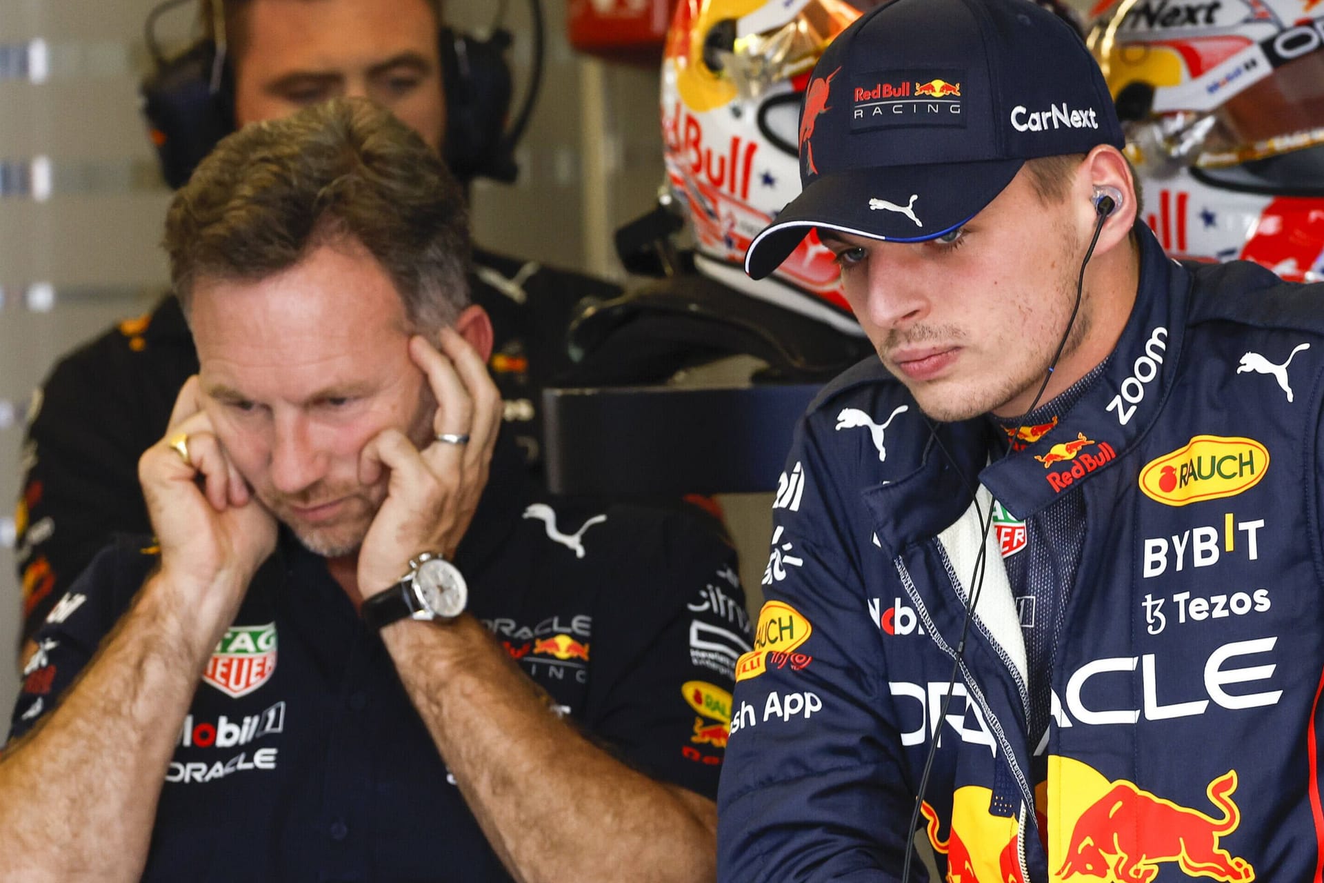 Red-Bull-Teamchef Horner (l.) und Weltmeister Verstappen: Empfindliche Strafe für den Rennstall.