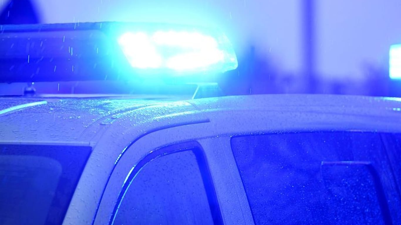 Blaulichter leuchten auf dem Dach eines Polizeifahrzeugs (Symbolfoto): Worum es bei dem Streit ging, war zunächst unklar.