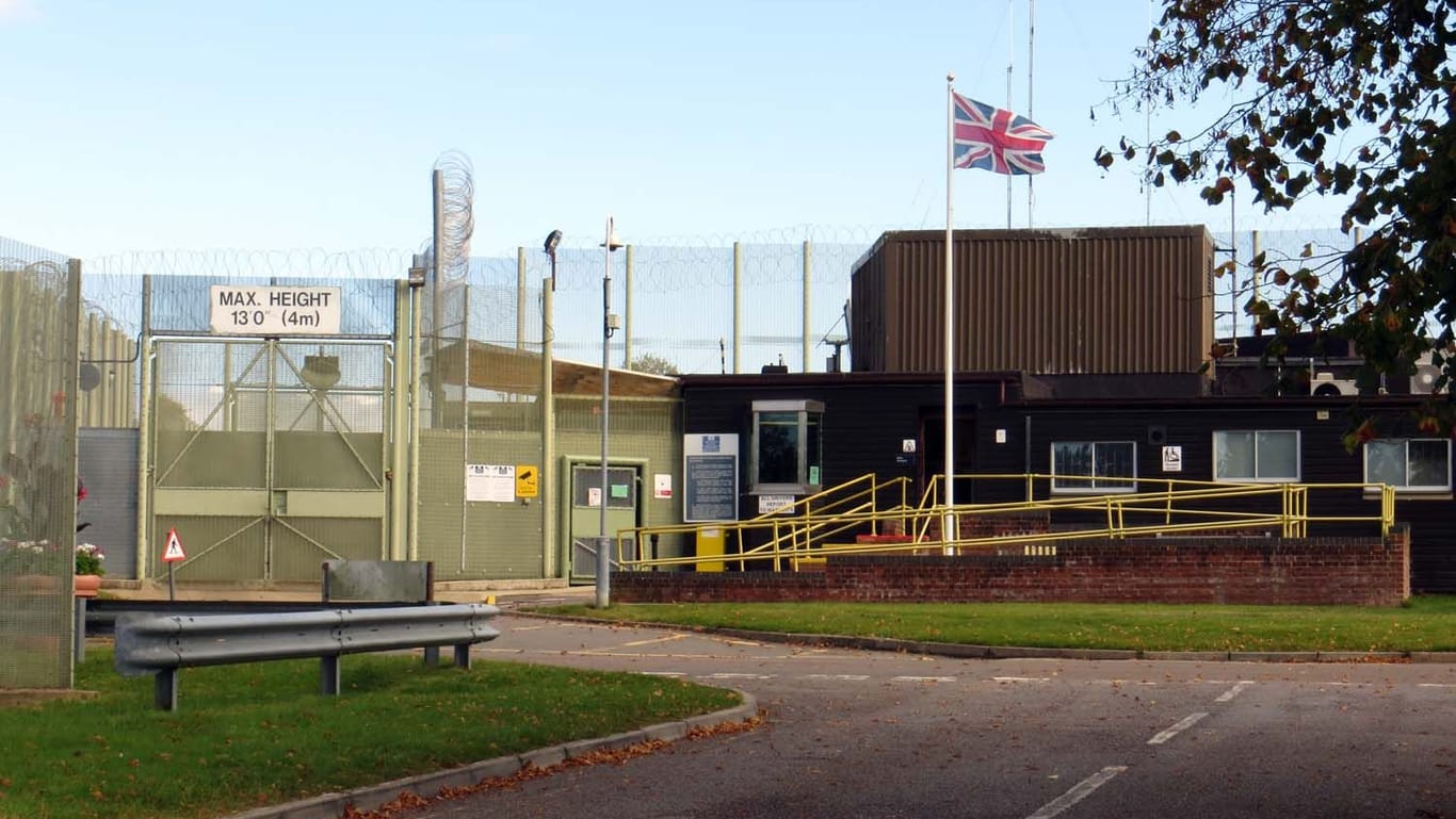 Huntercombe: Der Eingang des Gefängnisses, das etwa 70 Kilometer außerhalb von London liegt.