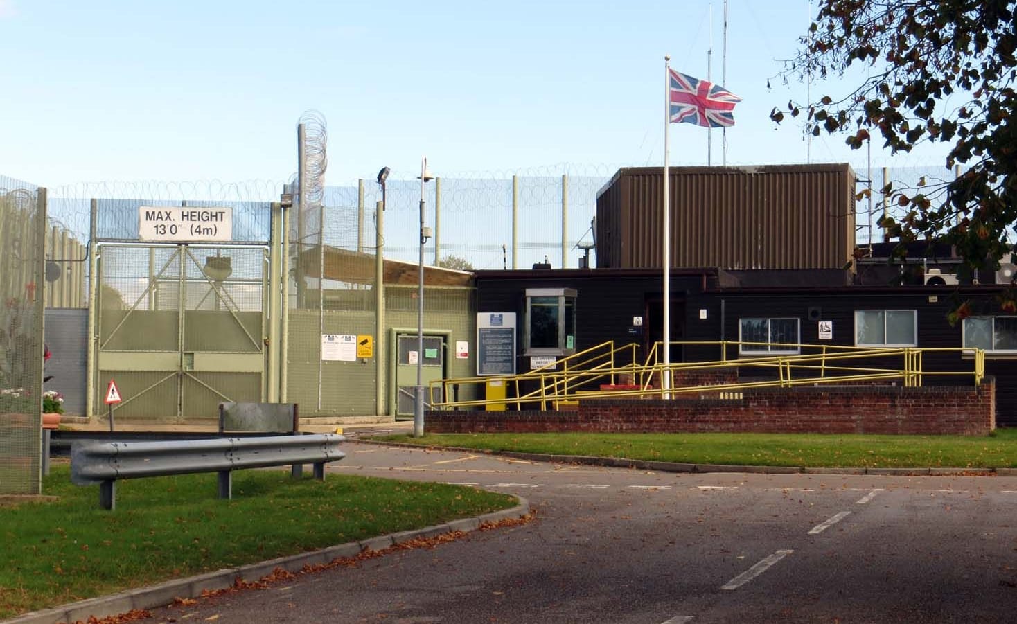 Huntercombe: Der Eingang des Gefängnisses, das etwa 70 Kilometer außerhalb von London liegt.