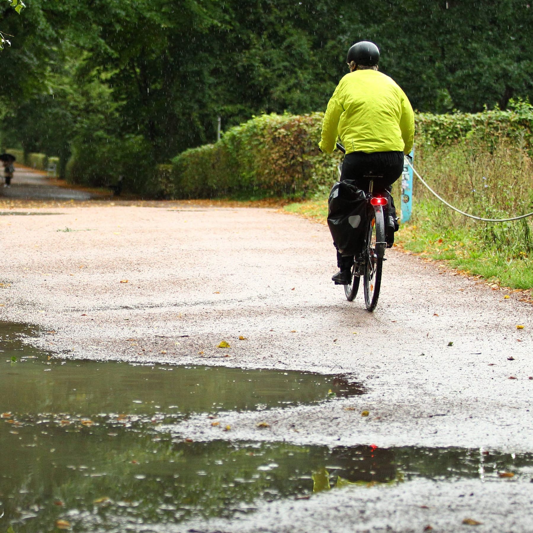 Regenausstattung fürs Fahrrad: So sind Sie bei Nässe trocken unterwegs
