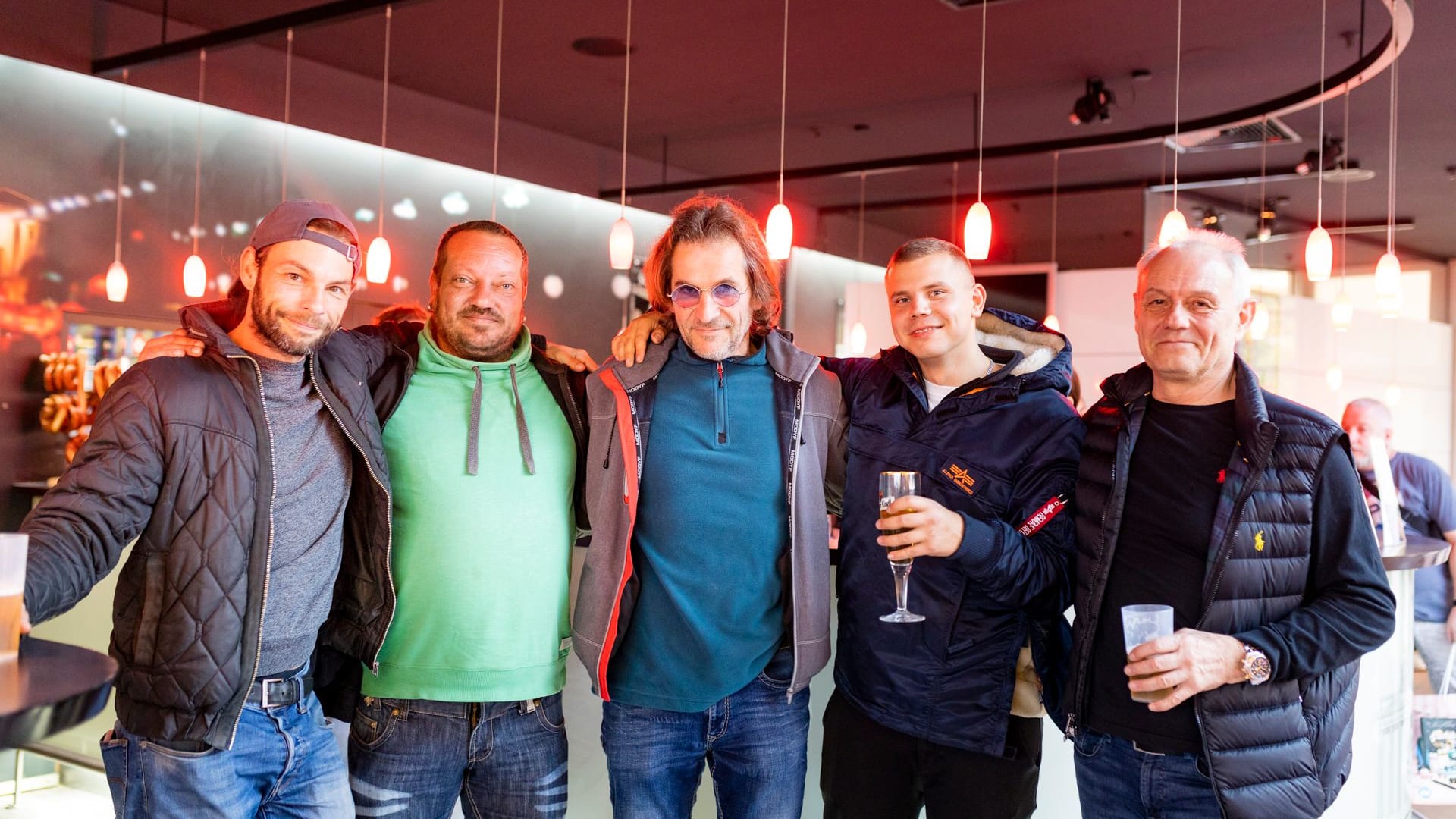 Trockenbauer auf Betriebsausflug: Für den 23-jährigen Florian (zweiter von rechts) ist es die erste Venus, Chef Gerd (rechts) ist auch dabei.