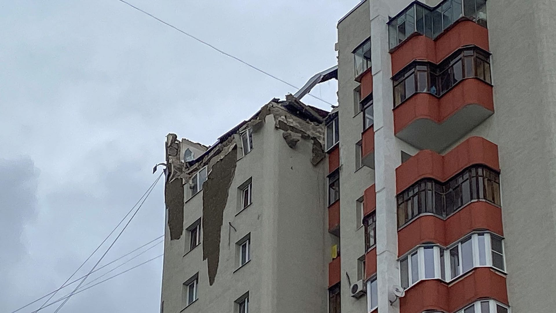 Das angeblich von der ukrainischen Armee getroffene Wohnhaus in Belgorod: "Die Luftverteidigung ist aktiviert."