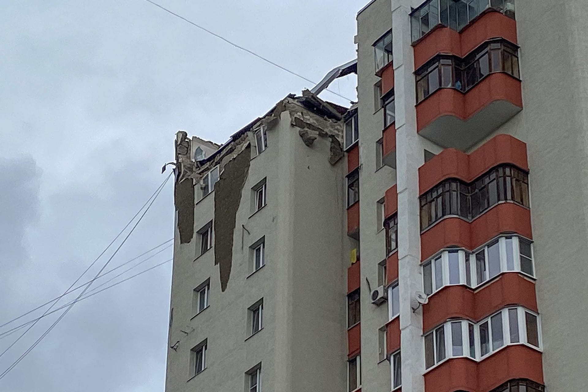 Das angeblich von der ukrainischen Armee getroffene Wohnhaus in Belgorod: "Die Luftverteidigung ist aktiviert."