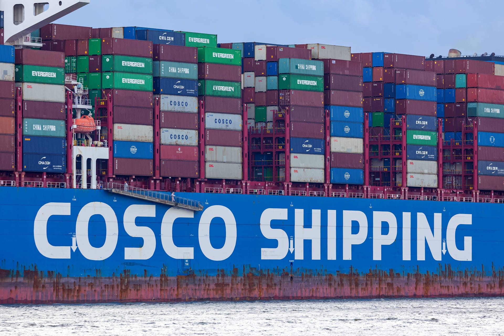 Containerschiff Cosco Shipping: Das chinesische Staatsunternehmen bereedert an der Tragfähigkeit gemessen, die größte Flotte der Welt.