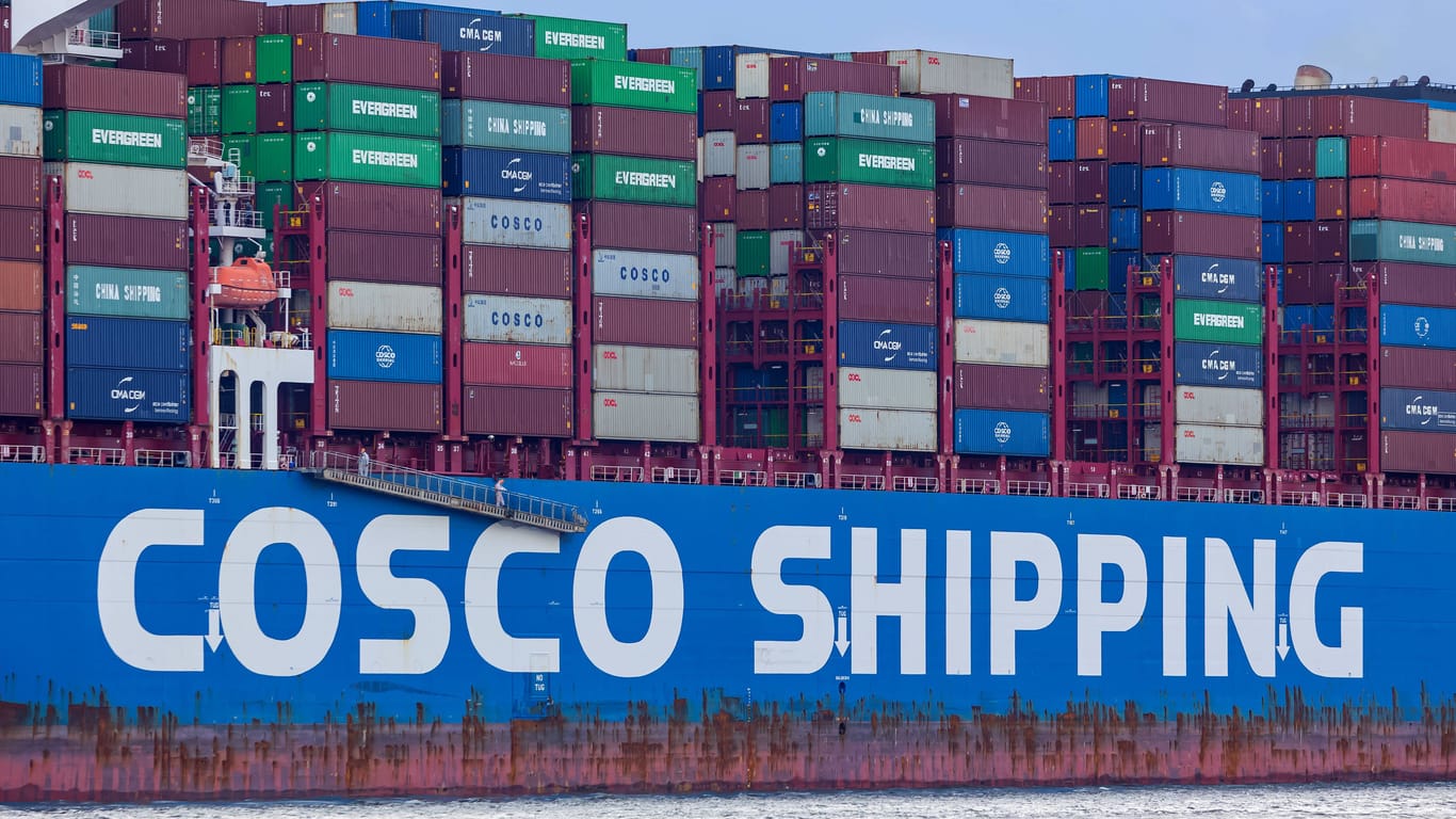Containerschiff Cosco Shipping: Das chinesische Staatsunternehmen bereedert an der Tragfähigkeit gemessen, die größte Flotte der Welt.
