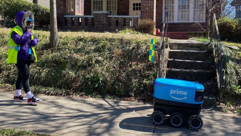 Projekt eingestellt: Ein Mitarbeiter des US-Onlineversandhändlers Amazon begleitet als sogenannter «Scout Ambassador» den «Amazon Scout» Lieferroboter, der testweise durch eine Nachbarschaft im Stadtviertel Midtown fährt.