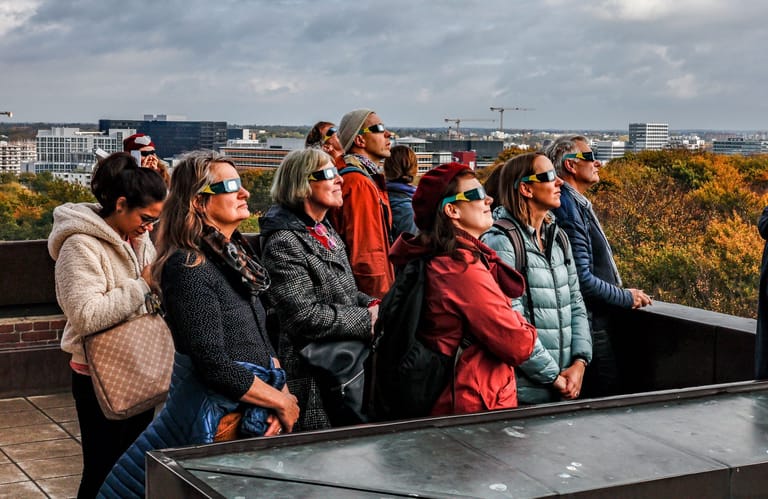 Zahlreiche Menschen versuchten, beispielsweise auf der Außenterrasse des Hamburger Planetariums mit Schutzbrillen die Sonnenfinsternis zu erhaschen.