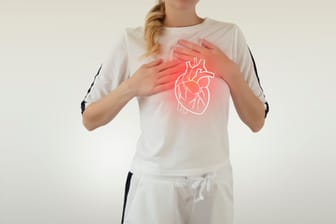 Ein Herzklappenfehler äußert sich häufig durch ein enges oder drückendes Gefühl in der Brust.