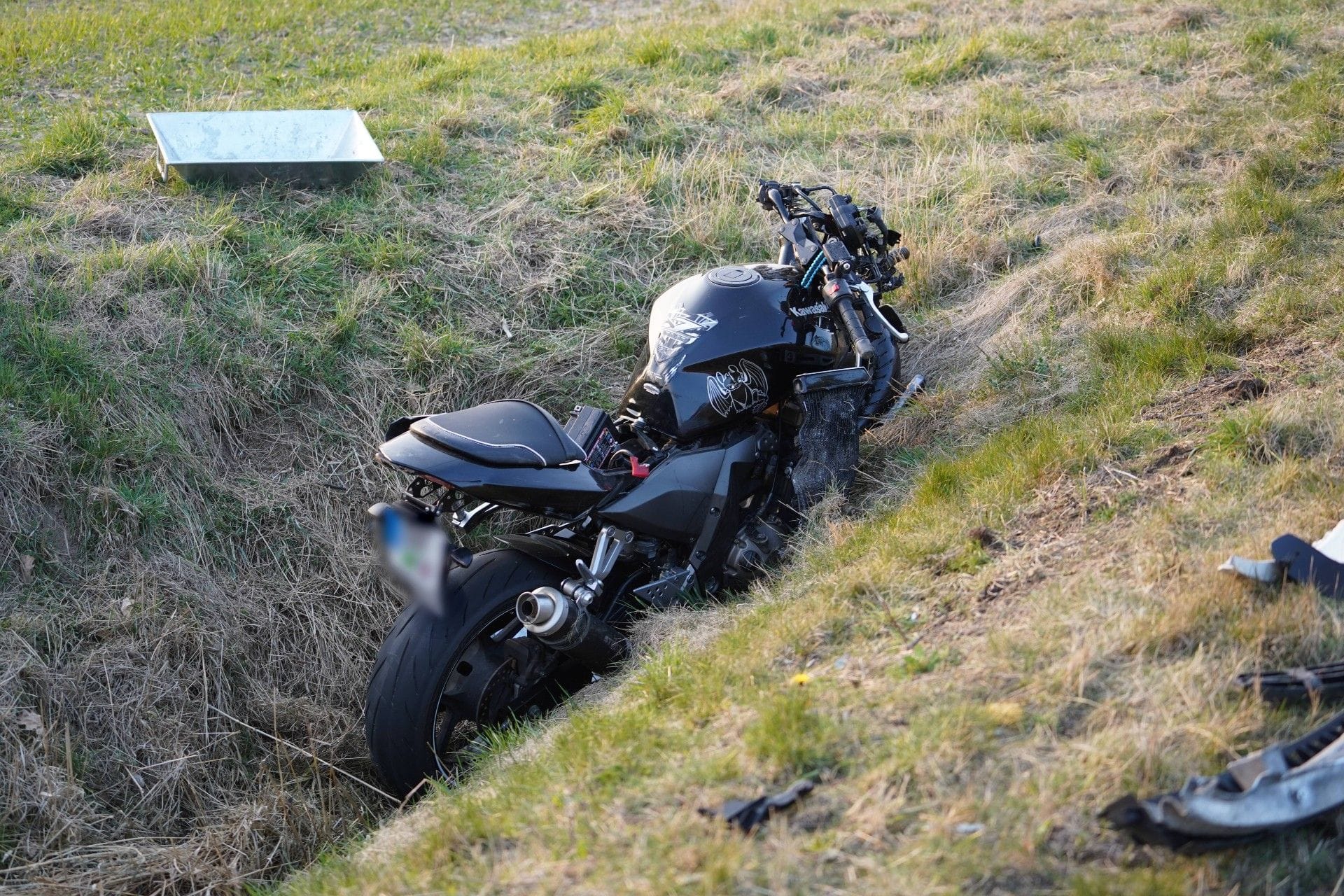 Ein verunfalltes Motorrad (Archivbild): In Brandenburg ist ein Mann erst nach viele Stunden nach einem Unfall entdeckt worden.