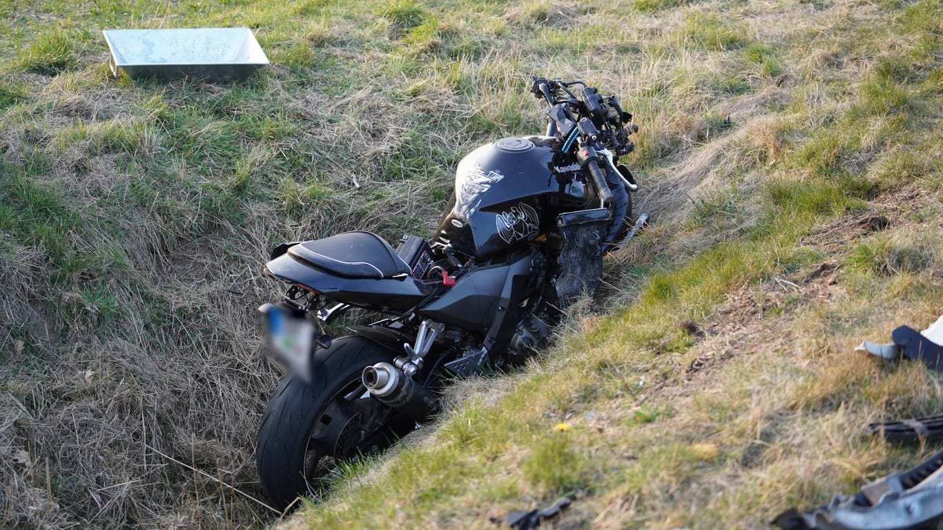 Ein verunfalltes Motorrad (Archivbild): In Brandenburg ist ein Mann erst nach viele Stunden nach einem Unfall entdeckt worden.