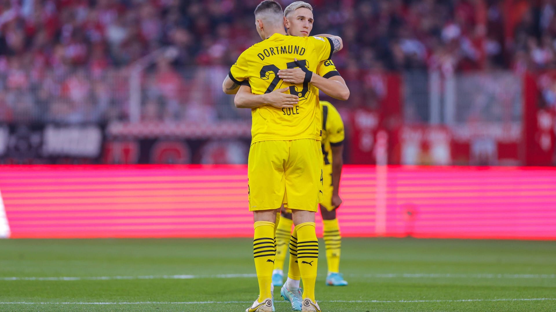 Niklas Süle und Nico Schlotterbeck in Berlin: Der BVB muss mit mehr Überzeugung spielen.