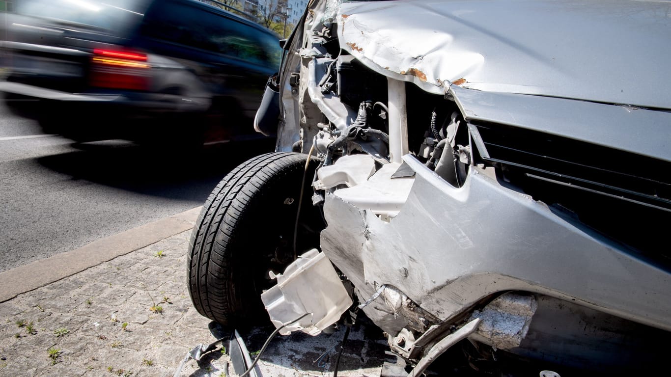Ein stark beschädigtes Auto (Symbolbild): Kfz-Versicherungen müssen Sie immer bis spätestens Ende November kündigen.