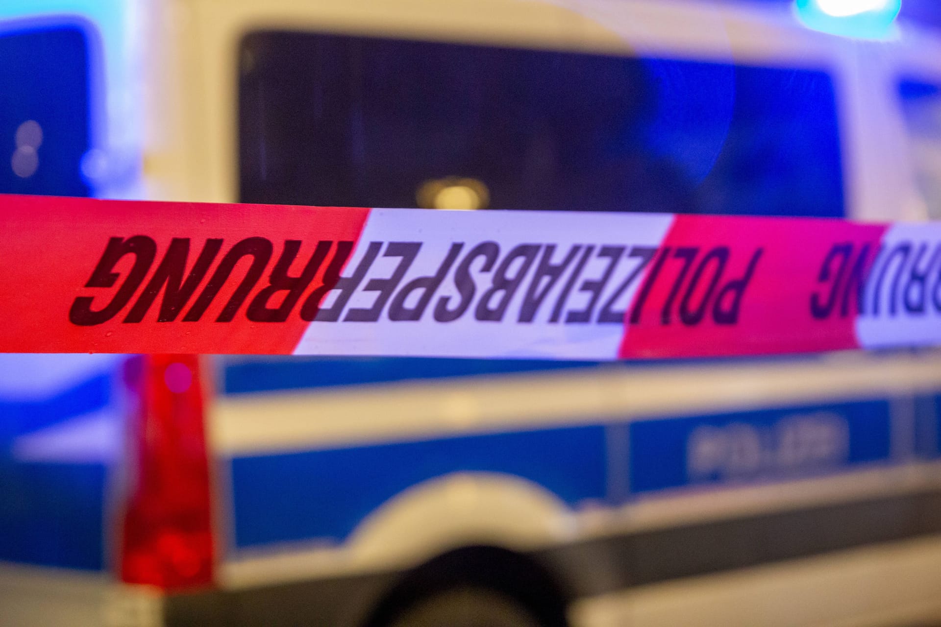 Polizeiabsperrung mit Einsatzwagen im Hintergrund (Symbolfoto): Die Beamten sehen einen Zusammenhang zwischen den Taten.