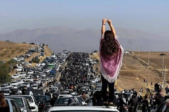 Zehntausende haben im Iran erneut protestiert.
