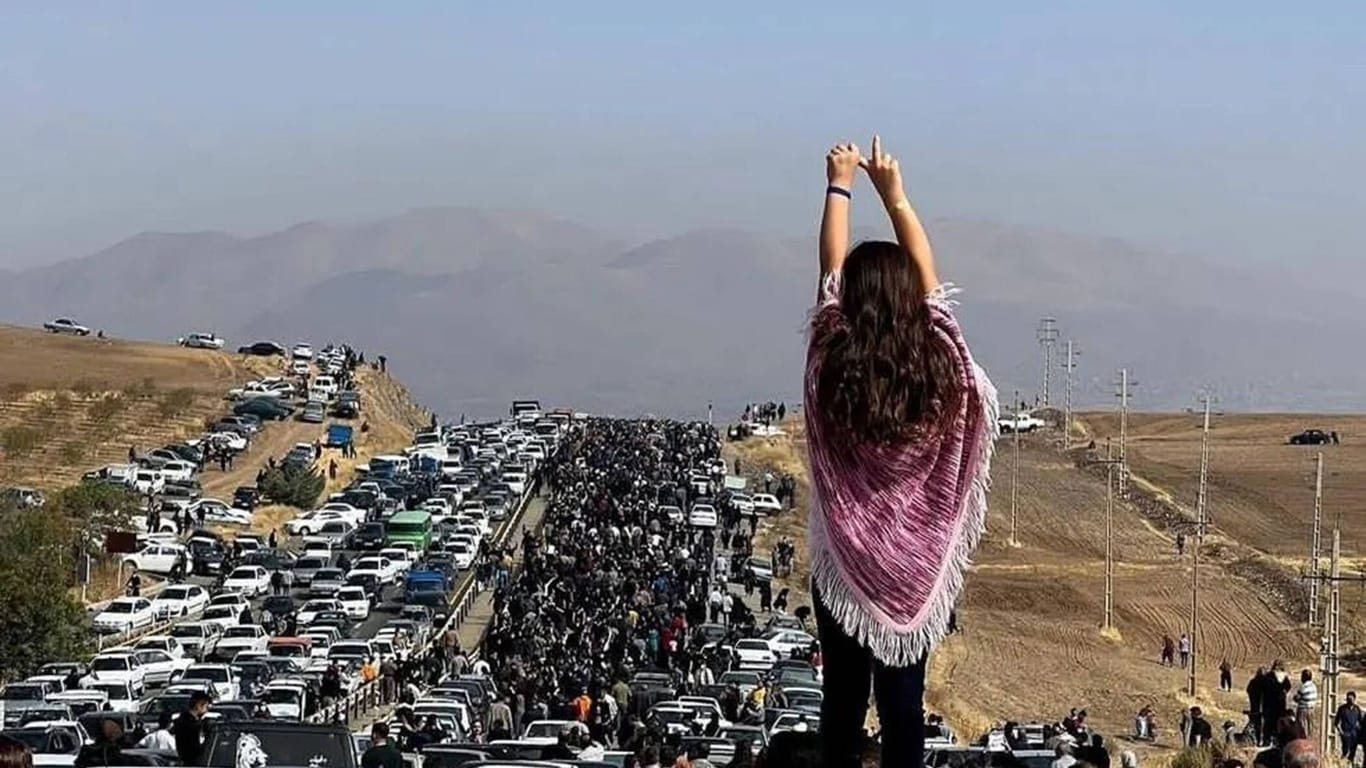 Zehntausende haben im Iran erneut protestiert.