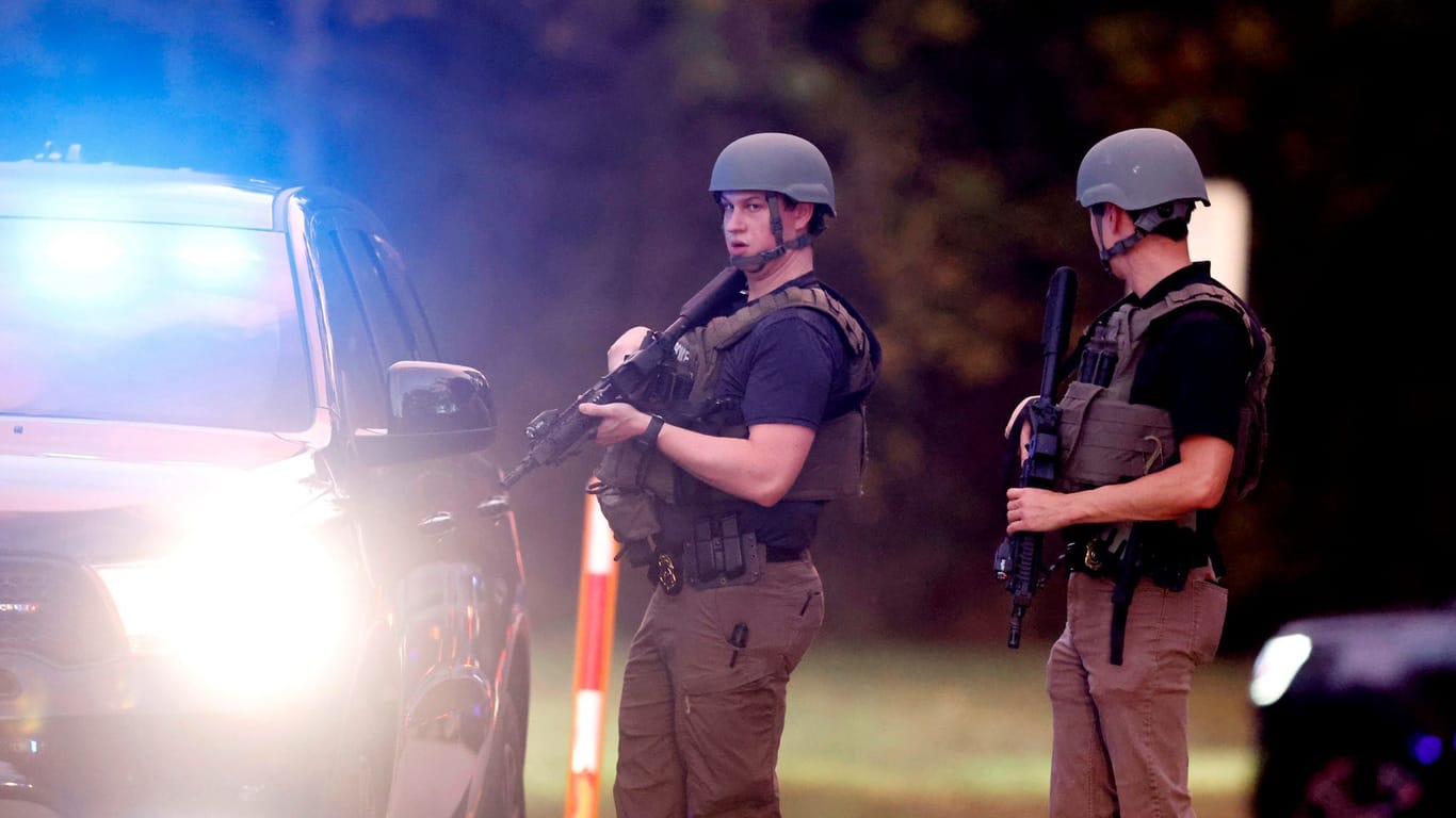 Polizisten sperren nach einer Schießerei eine Straße in Raleigh in North Carolina ab.