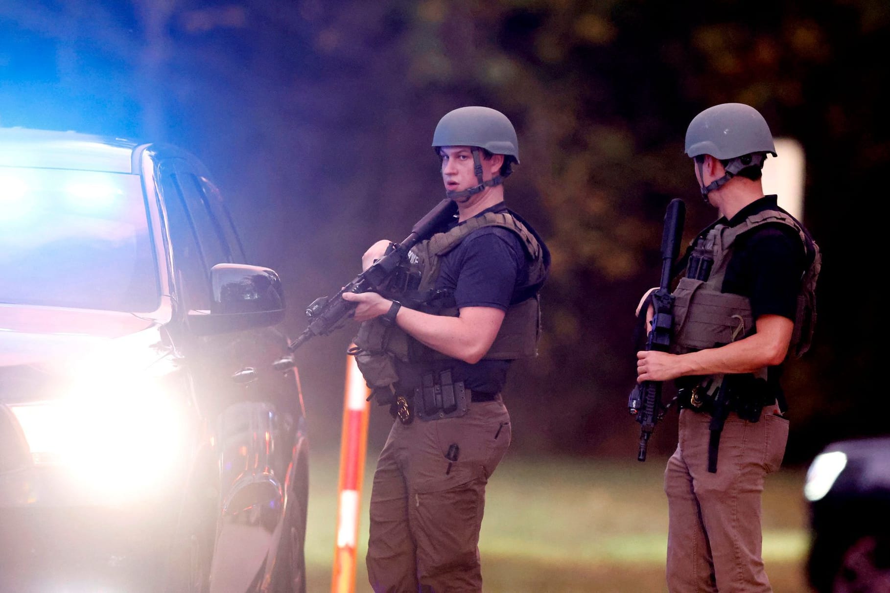 Polizisten sperren nach einer Schießerei eine Straße in Raleigh in North Carolina ab.