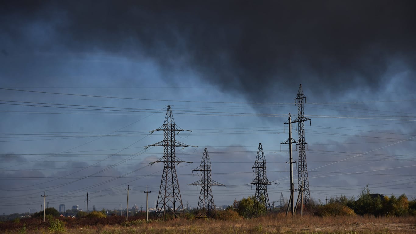 Rauch steigt an Strommasten nahe Lwiw auf: Es gibt Probleme mit der Stromversorgung in der Ukraine.