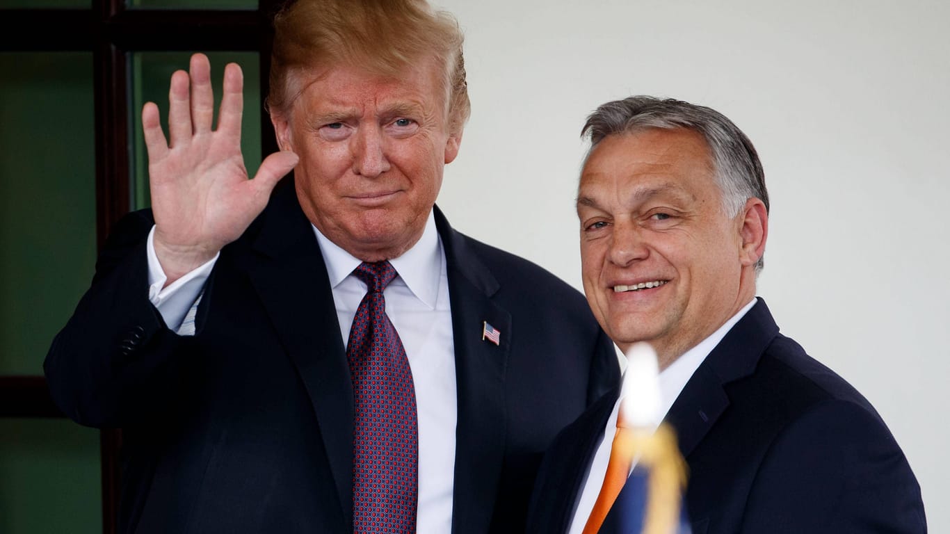 Ehemaliger US-Präsident Donald Trump mit ungarischem Ministerpräsidenten Viktor Orbán (Archivbild): Orbán macht deutlich, dass er Ex-Präsident Trump als geeigneteren Verhandlungsführer sieht.