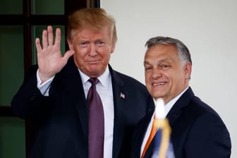 Ehemaliger US-Präsident Donald Trump mit ungarischem Ministerpräsidenten Viktor Orbán (Archivbild): Orbán macht deutlich, dass er Ex-Präsident Trump als geeigneteren Verhandlungsführer sieht.