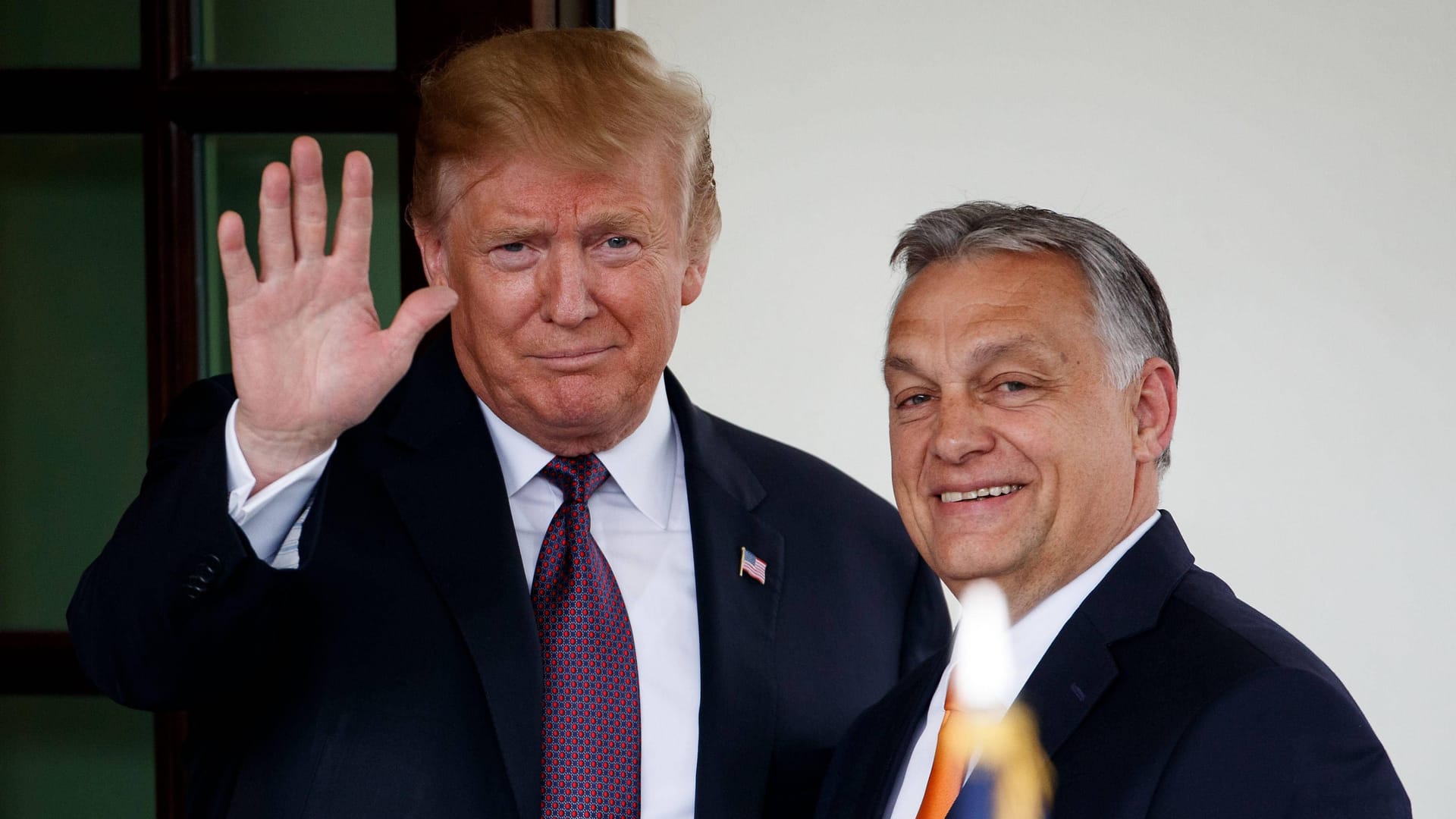 Ehemaliger US-Präsident Donald Trump mit ungarischem Ministerpräsidenten Viktor Orbán (Archivbild): Orbán macht deutlich, dass er Ex-Präsident Trump als geeigneteren Verhandlungsführer sieht.