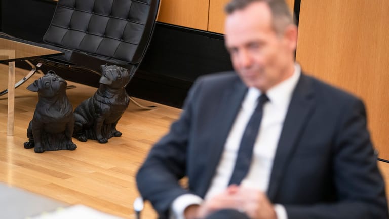 Nie allein: Volker Wissing und die kleinen Hunde in seinem Büro.