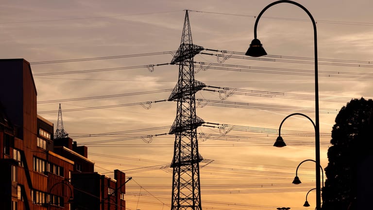 Strommasten und Straßenlaternen in Köln: Die tatsächliche Entlastung der Haushalte bei den Stromkosten dürfte laut Expertinnen und Experten eher gering ausfallen.