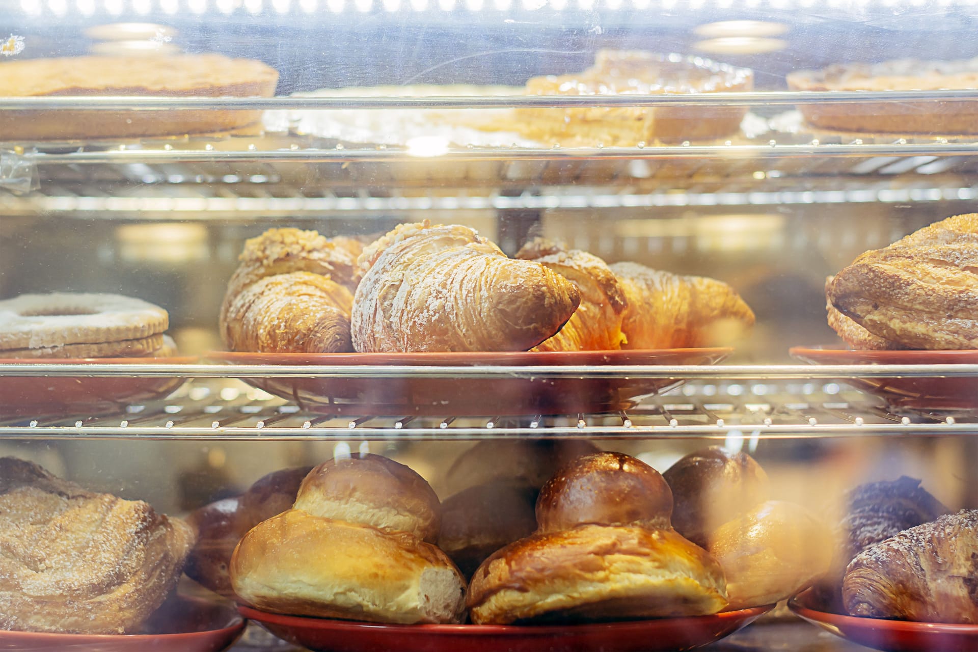 Backartikel liegen in einer Auslage (Symbolbild): Das Magazin "Falstaff" hat Schleswig-Holsteins beliebteste Bäckerei gekürt.