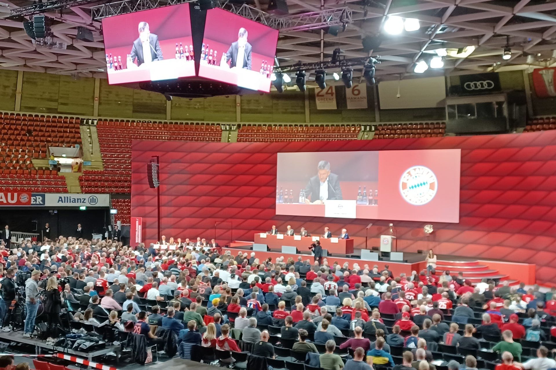 FC Bayern: Der Audi Dome musste wegen einer Bombendrohung geräumt werden.